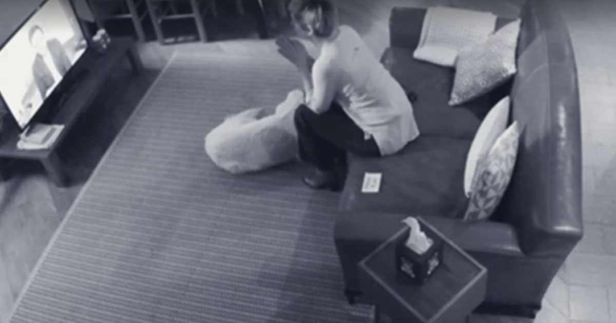 Скрытая камера зафиксировала как мама удовлетворяет себя пальцами на диване