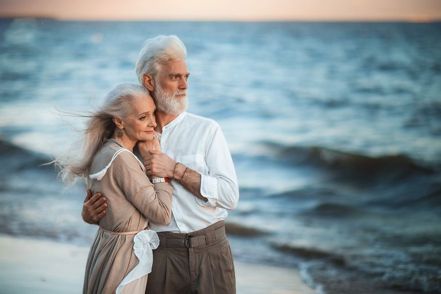 russian-photographer-makes-wonderful-photos-with-an-elderly-couple-showing-that-love-transcends-time-5971bbf7bb530__880