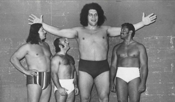 andre-the-giant-next-to-wrestlers