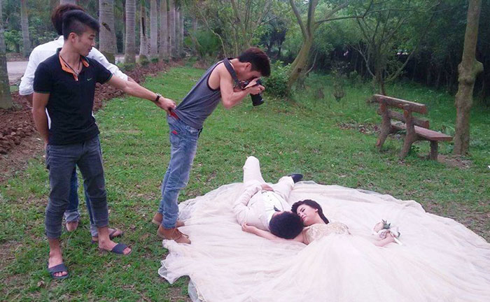 funny-crazy-wedding-photographers-behind-the-scenes-38-5774e30460de6__700