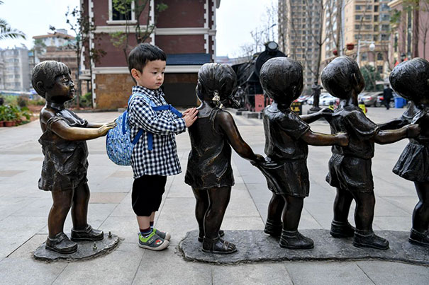 people-playing-with-statues-102-593555edd94dc__605
