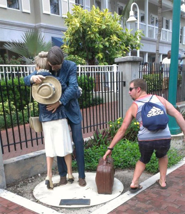 people-playing-with-statues-funny-posing-14-59314b0d5dd7b__605