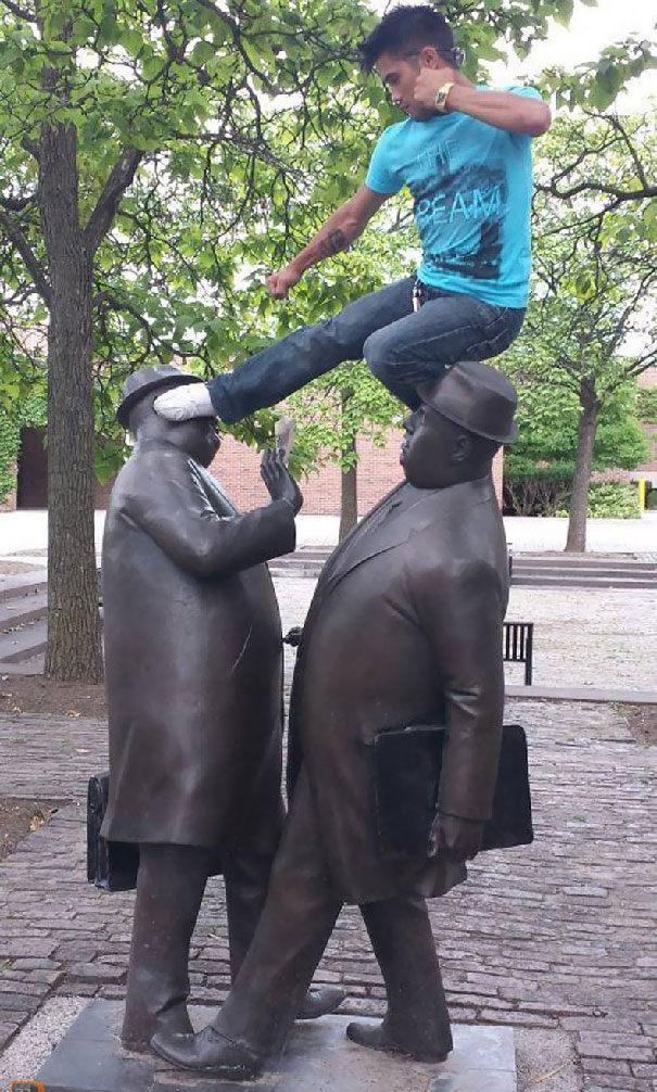 people-playing-with-statues-funny-posing-20-5931703316a25__605