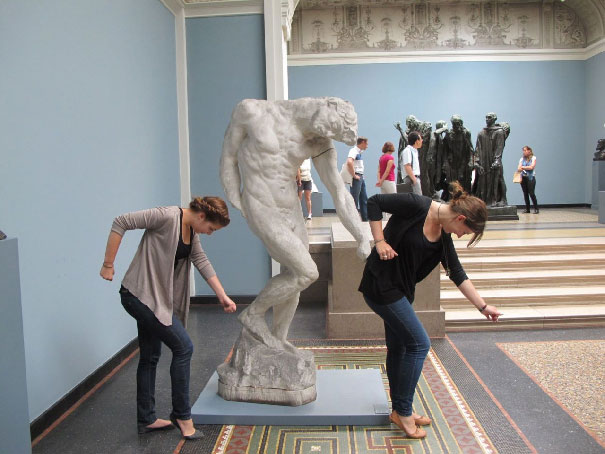 people-playing-with-statues-funny-posing-24-5931770d5c779__605