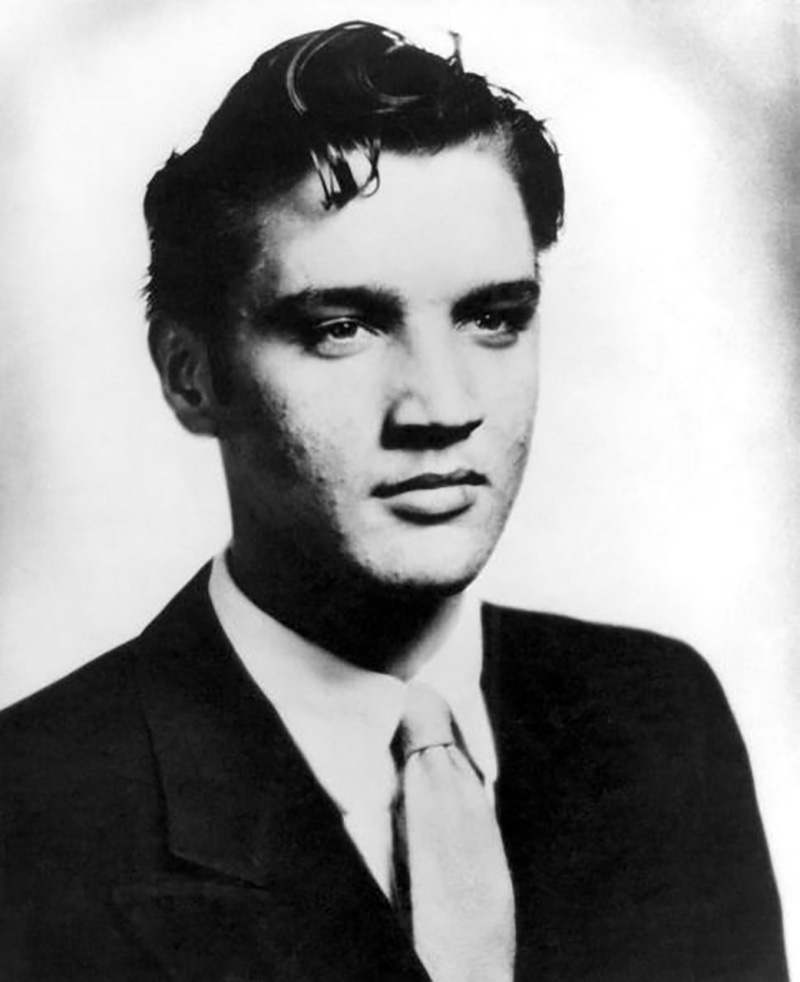 UNITED STATES - JANUARY 01: USA Photo of Elvis PRESLEY, posed portrait of Elvis Presley, c.1953/1954 (Photo by RB/Redferns)