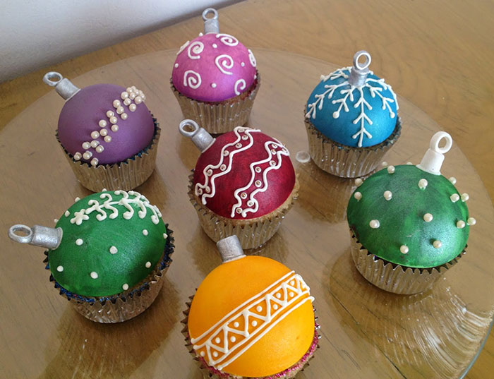 creative-holiday-cupcake-recipes-267-5a2e585bb7102__700