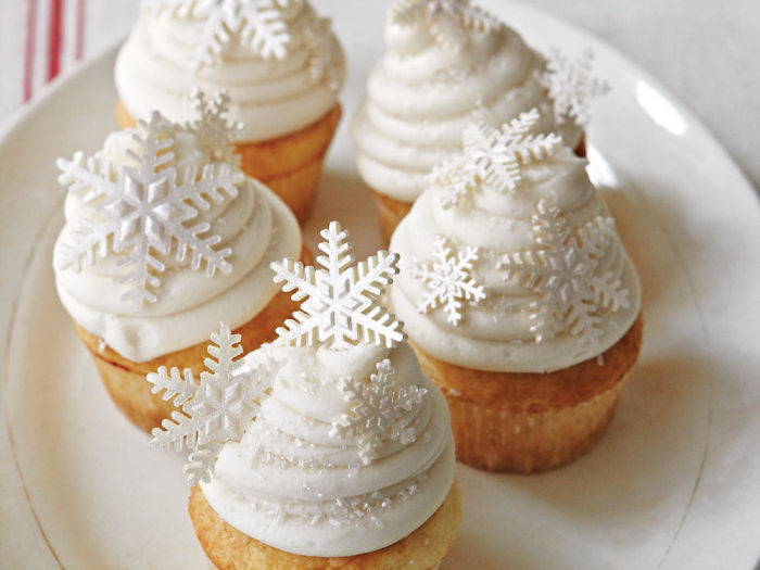 creative-holiday-cupcake-recipes-240-5a2e7a5e65cf2__700
