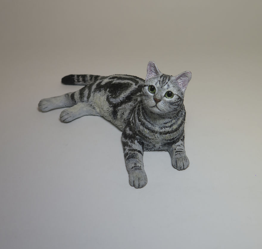 an-artist-working-in-realistic-miniature-cat-statue-5a698b326155e__880