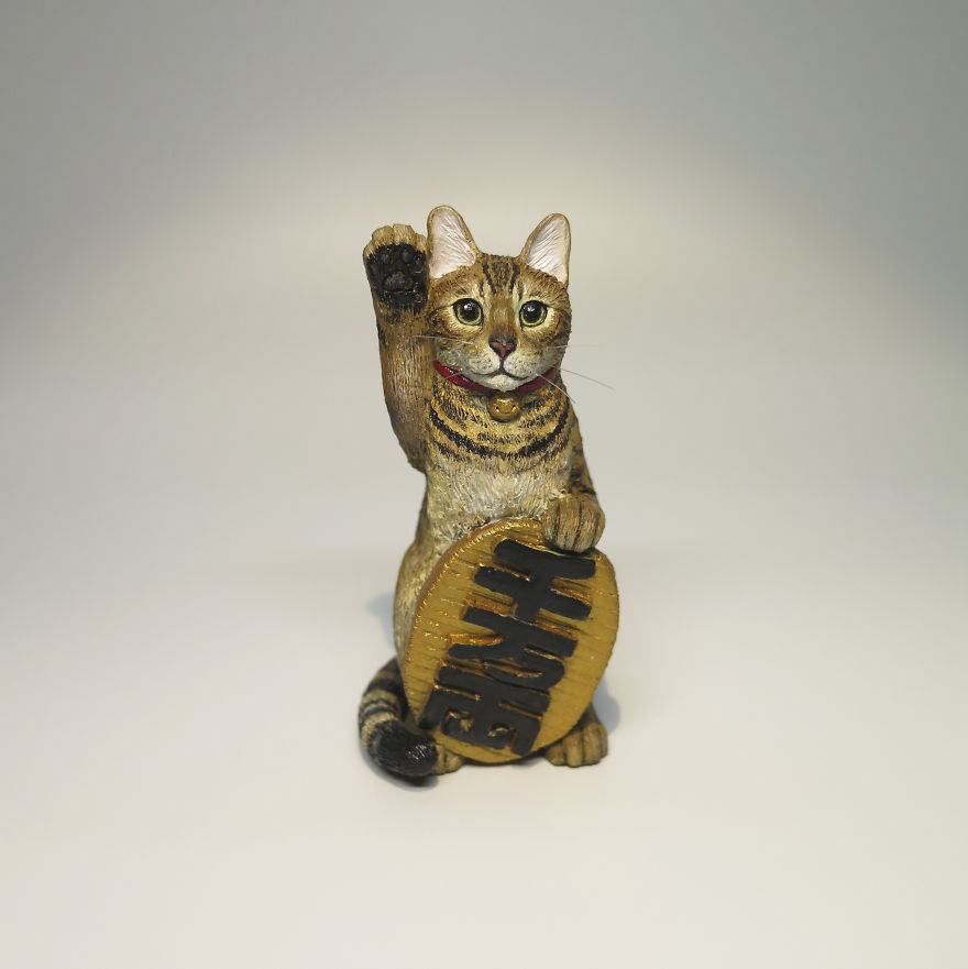 an-artist-working-in-realistic-miniature-cat-statue-5a698b35f340c__880