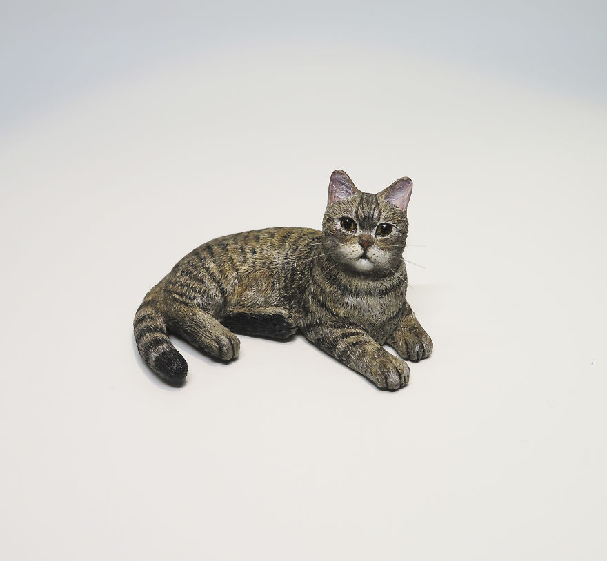 an-artist-working-in-realistic-miniature-cat-statue-5a698b3db074d__880