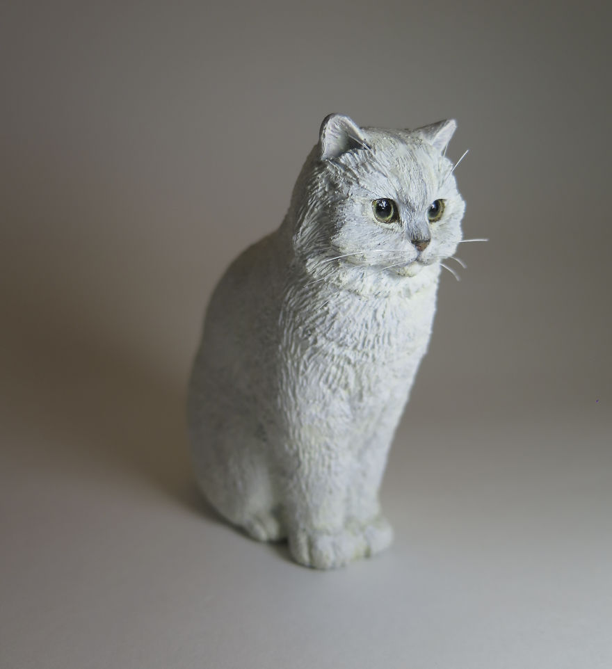 an-artist-working-in-realistic-miniature-cat-statue-5a698b425e659__880