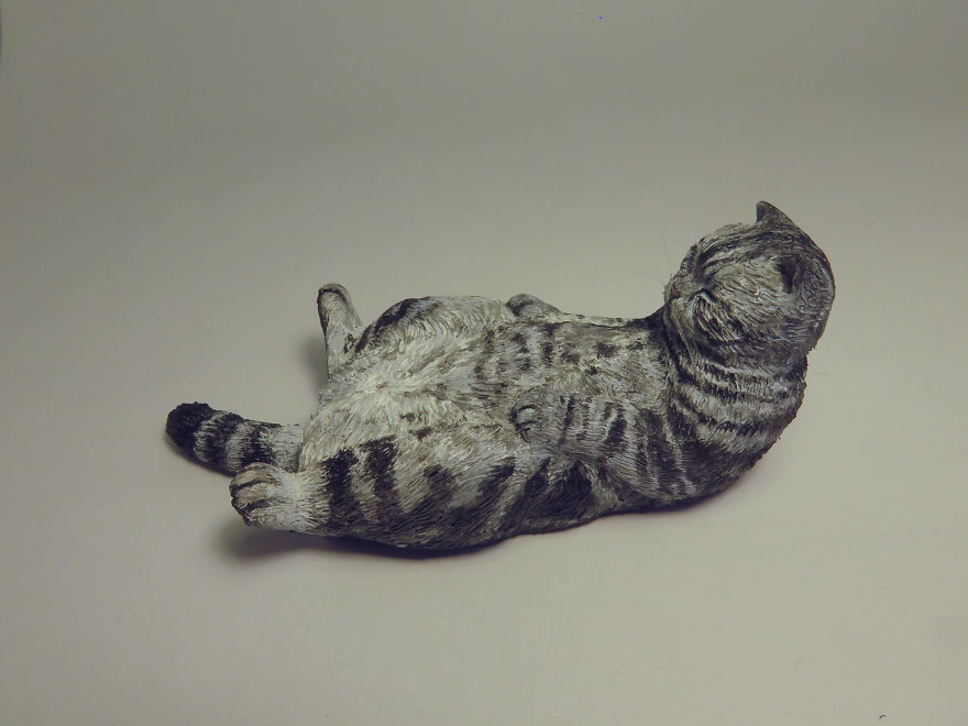 an-artist-working-in-realistic-miniature-cat-statue-5a698ee3d242b__880