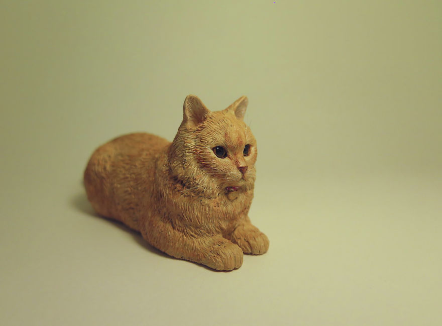 an-artist-working-in-realistic-miniature-cat-statue-5a698f2c684e0__880