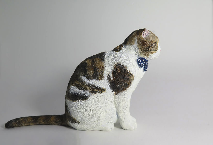 an-artist-working-in-realistic-miniature-cat-statue-5a6991455c2f4__880